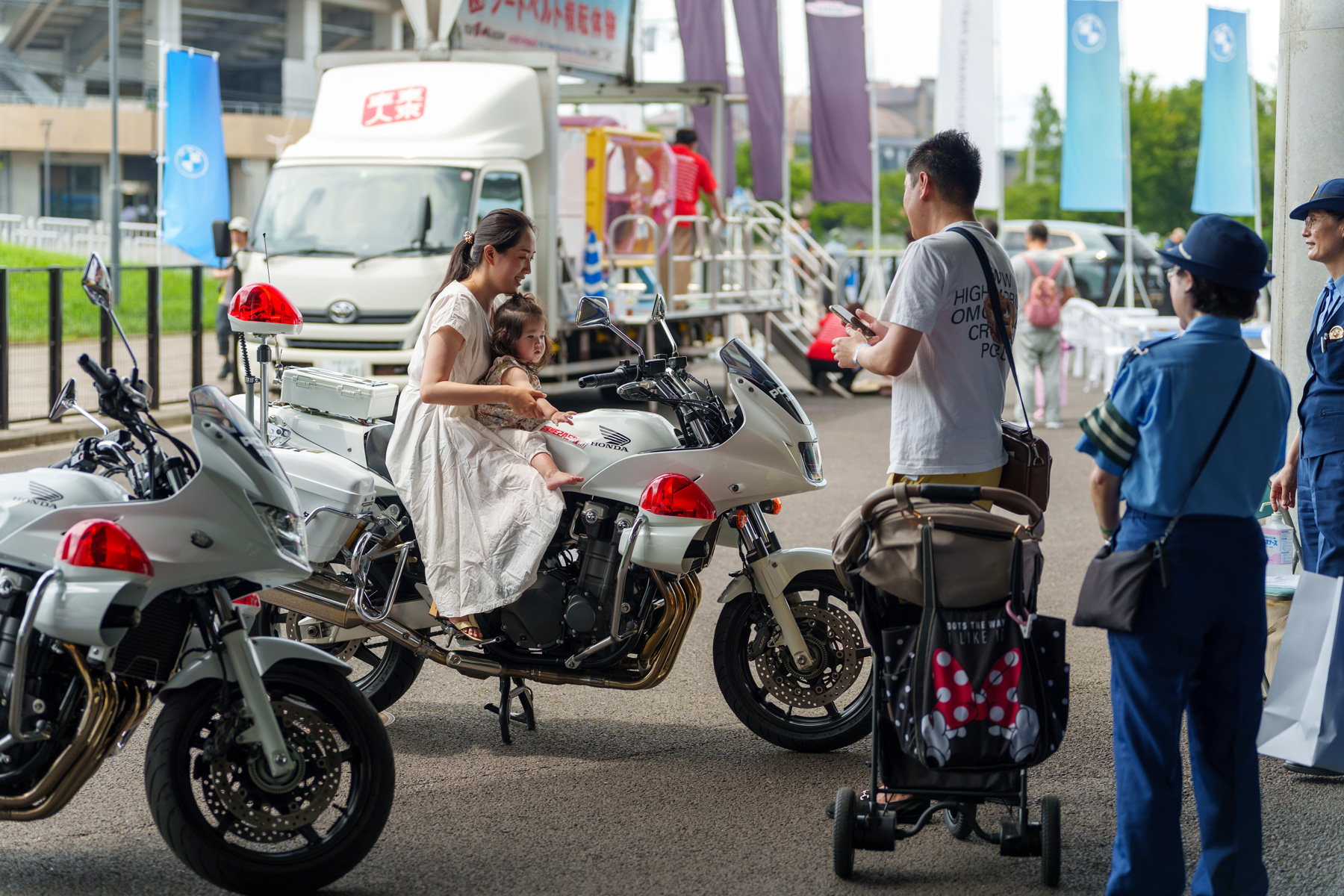 白バイとパトカーの展示