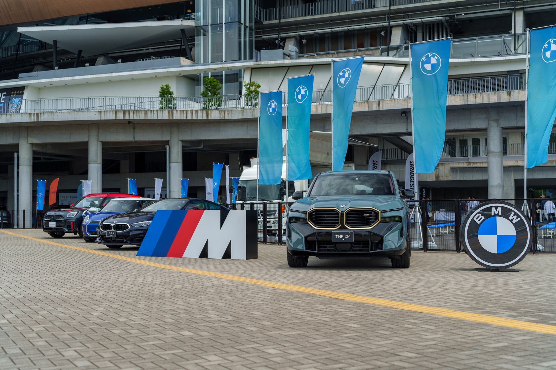 BMW最新モデルの展示